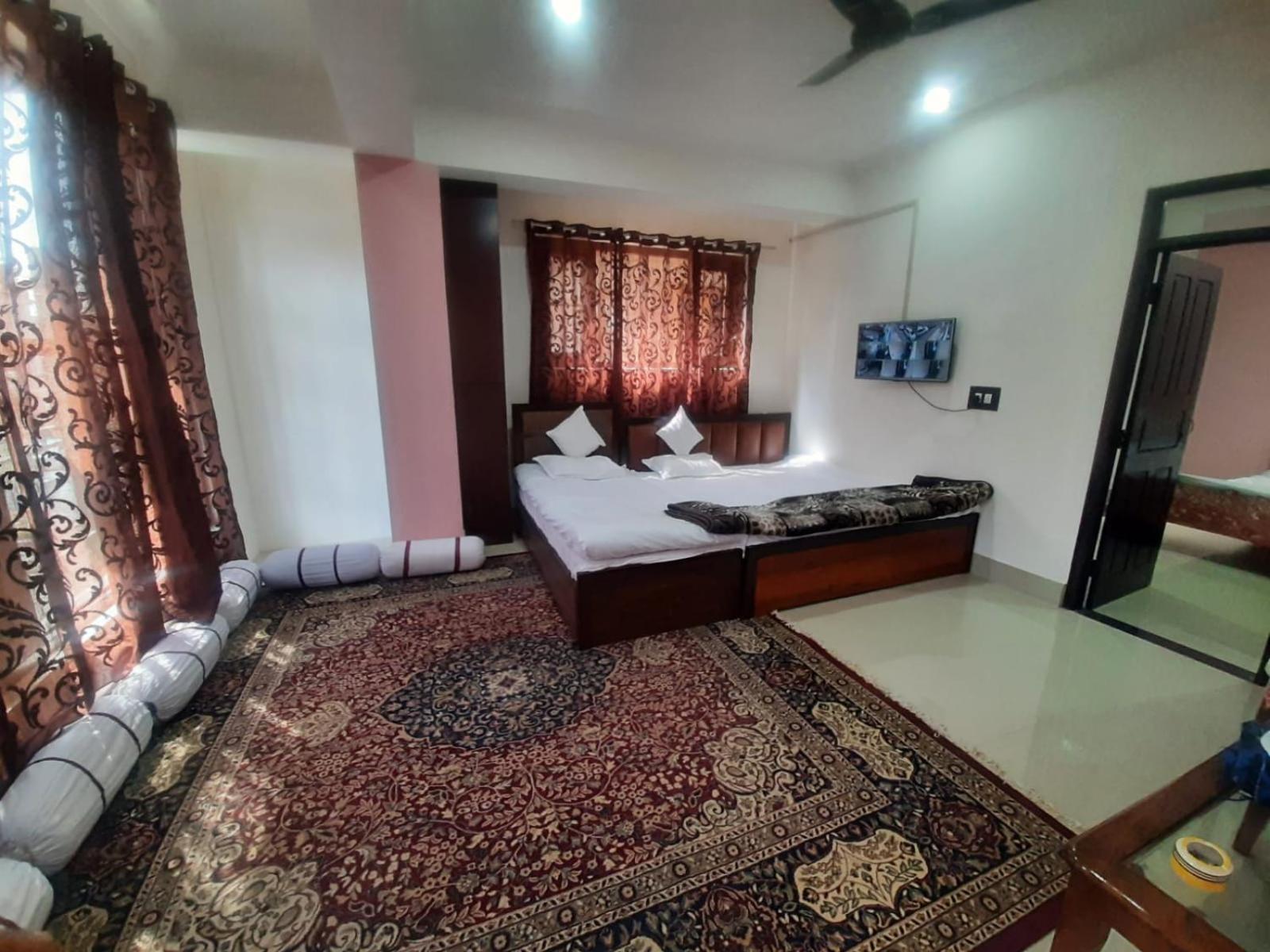 Royal Pamposh Hotel Srinagar  Bagian luar foto